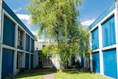 Auderghem, Brüksel / Belçika - 05 02 2018: Brüksel Özgür Üniversitesi kampüsünde prefabrik renkli öğrenci evleri ve öğrenciler