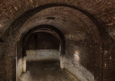 Auderghem, Brüksel / Belçika - 05 02 2018: Üniversitenin yakınındaki buz mahzeninin içi tuğla taşı