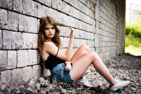 Young Beautiful White Woman Sitting Rough Wall — Stock Photo, Image