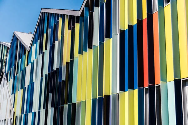 Dilbeek, Flaman Brabant Bölgesi, Belçika - 72 2021: Çağdaş bir müzik okulu binasının cephesinden soyut renkler ve çizgiler