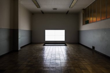 Brüksel, Belçika - 05: 23 2018: Kanal Merkezi Pompidou Müzesinde parçalanmış LCD ekranlı Atr kurulumu