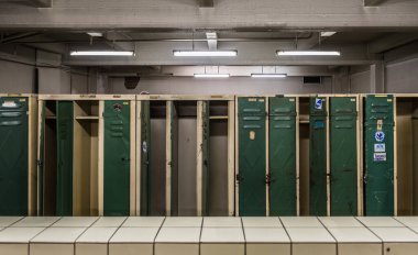 Brüksel / Belçika - 05: 20 2018: KANAL Centre Pompidou müzesinde endüstriyel bir soyunma odasından oluşan sanat çalışmaları