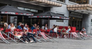Ixelles, Brüksel - Belçika - 06 16 2018: Yerel halk Flagey 'deki Belgaqueen kafe teraslarında güneşli bir terasta oturuyor