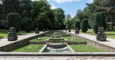 Anderlecht, Brüksel - Belçika - 06 21 2018: Yazın Astrid Parkı Çeşmesi