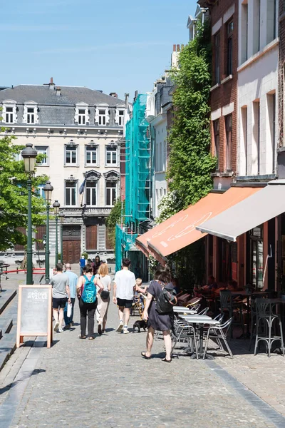 Bruselas Bélgica 2018 Jóvenes Caminando Por Las Antiguas Calles Los — Foto de Stock
