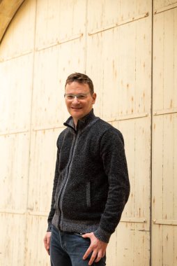 42 yaşındaki beyaz bir adamın portresi. Kendine güvenen, rahat, sarı ve kahverengi bir geçmişi var.