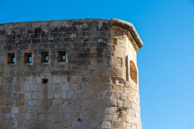 Valletta, Malta 'daki kahverengi doğa taşlarıyla dolu bir kale duvarının detayları.