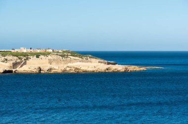 Malta Valletta sahilinde Akdeniz ve kayalar var.