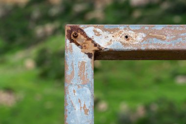 Paslanmış metal bir yapının 90 derecelik açısı