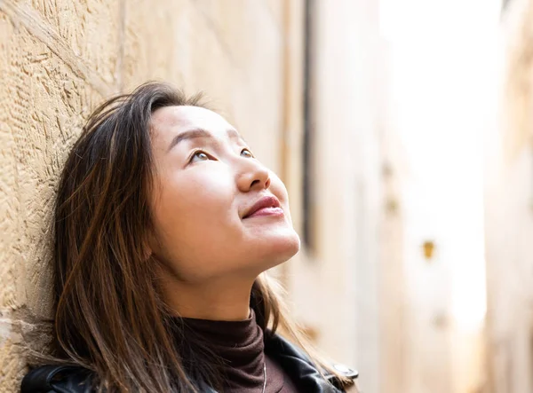 Porträt Einer Jährigen Asiatin Die Mit Gegenlicht Aufblickt Mdina Malta — Stockfoto