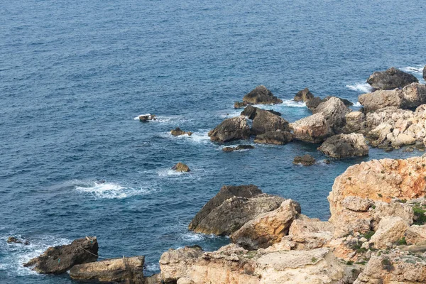 Close Rochas Ondas Azuis Costa Manikata Malta — Fotografia de Stock