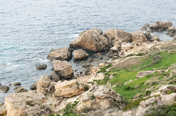 Zblízka Skály Modré Vlny Břehu Manikata Malta — Stock fotografie