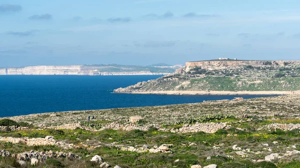 Zöld Kék Tengerparti Vonal Sziklákkal Öblökkel Hegyekkel Manikata Körül Málta — Stock Fotó