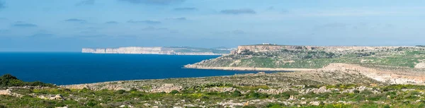 Зеленая Голубая Береговая Линия Скалами Бухтами Горами Вокруг Маникаты Мальта — стоковое фото