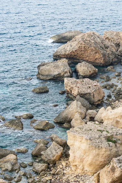 Close Rochas Ondas Azuis Costa Manikata Malta — Fotografia de Stock