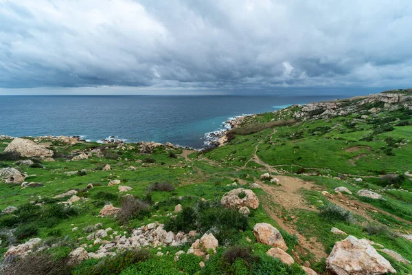 Kilátás Zöld Táj Sziklák Földközi Tenger Háttérben Selmun Málta — Stock Fotó