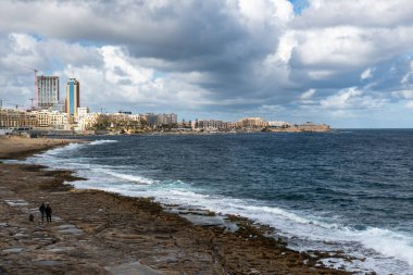 Saint Julian, Malta - 01 08 2021: Körfezi, kayalık sahili ve denizi görün