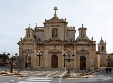 Rabat, Malta - 01 07 2022: Medine kapısı yakınlarındaki Koloni tarzı katedral