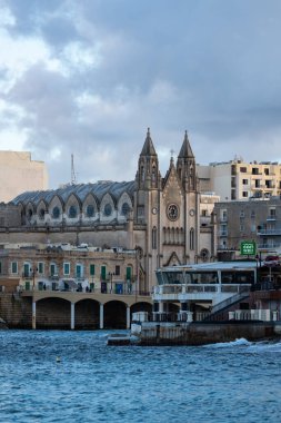 Saint Julian, Malta - 01 07 2022: Tekneler, Akdeniz ve tatil evleriyle körfezin kıyı şeridine bakın