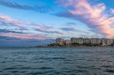 Saint Julian, Malta - 01 07 2022: Körfez üzerindeki manzara ve deniz kenarındaki marina