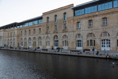 Valletta, Malta - 01 07 2022: Rıhtımlı rıhtım binaları