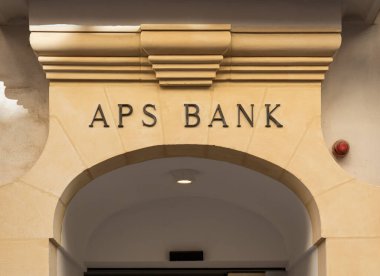 Valletta, Malta - 01 07 2022: APS bankasının giriş ve imzası