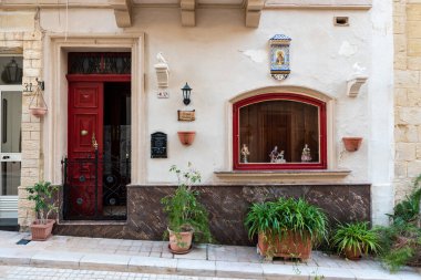 Valletta, Malta - 01 07 2022: Dar bir sokakta geleneksel evler süslendi