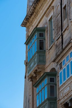 Valletta, Malta - 01 06 2022: Mavi gökyüzü arka planına sahip geleneksel bir cephenin ayrıntıları