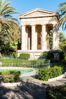 Valletta, Malta - 01 07 2022: Aşağı Barraka bahçelerindeki tapınak anıtı