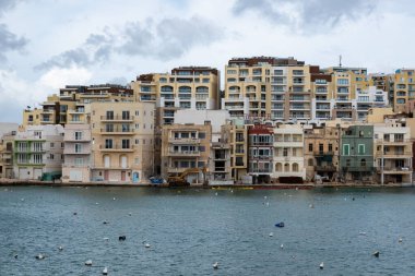 Marsakala, Malta - 01 07 2022: Liman ve balıkçıların yaşadığı körfez kıyı şeridi