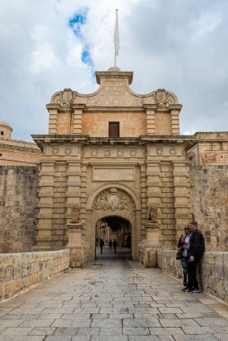 Mdina, Malta - 01 07 2022: Tarihi Mdina kapısı ve köprüsü
