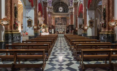 Valetta, Malta - 01 07 2022: Katolik San Lorenzo Kilisesi 'nin İçi