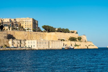 Valletta, Malta - 01 06 2022: Liman ve kıyı şeridi üzerindeki mavi su ve gökyüzü panoramik manzara