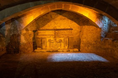 Rabat, Malta - 01 07 2022: Düşük hafif Aziz Cataldus yeraltı mezarı müzenin mahzeninde