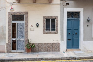 Marsaxlokk, Malta - 01 07 2022: Yerleşim yerinin mavi ahşap kapıları