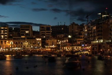 Saint Julian, Malta - 01 07 2022: Körfez üzerindeki manzara ve deniz kenarındaki marina