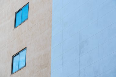 Saint Julian, Malta - 01 07 2022: Bir yerleşim alanının mavi gri çimento yapısı