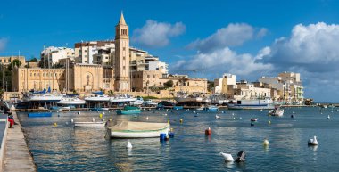 Marsakala, Malta - 01 07 2022: Güneşli bir günde yat ve marina manzarası