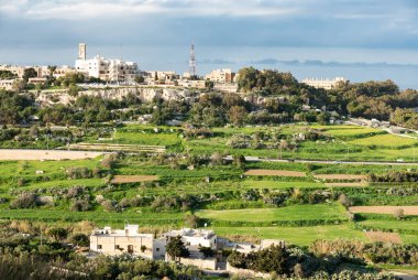 Mdina, Malta - 01 07 2022: Mdina Kulesi 'nden alınan yeşil tepeler ve Mosta şehri