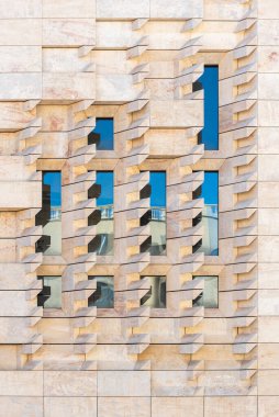 Valletta, Malta - 01 06 2022: Parlamentonun çağdaş cephesinin desenli yüzeyi