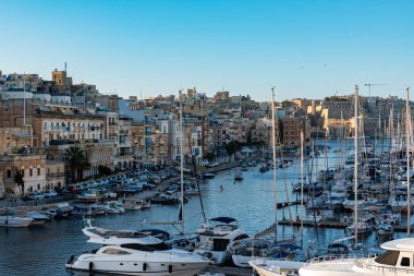 Valletta, Malta - 01 07 2022: Üç şehrin körfezi ve limanı