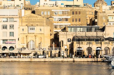 Valletta, Malta - 01 06 2022: Liman ve kıyı şeridi üzerindeki mavi su ve gökyüzü panoramik manzara