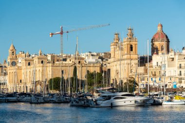 Valletta, Malta - 01 07 2022: Deniz manzarası, rıhtım manzarası ve histrolik buidlings