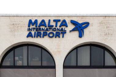 Luqa, Malta - 01 07 2022: Malta uluslararası havaalanının ön yüzü ve işareti