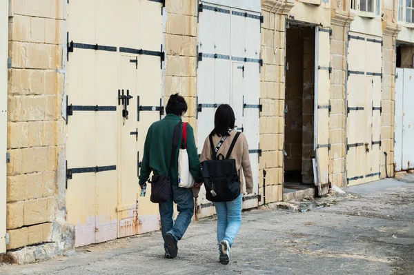 San Julián Malta 2022 Dos Turistas Asiáticos Caminando Los Depósitos — Foto de Stock