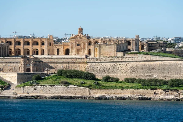 Valletta Malta 2022 Arkasında Tarihi Binalar Bulunan Kıyı Şeridinin Kıyıları — Stok fotoğraf