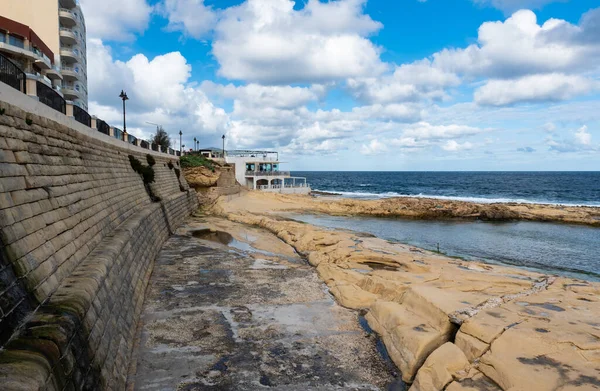 Святий Юліан Мальта 2022 Низький Кут Над Водою Камінням Піском — стокове фото