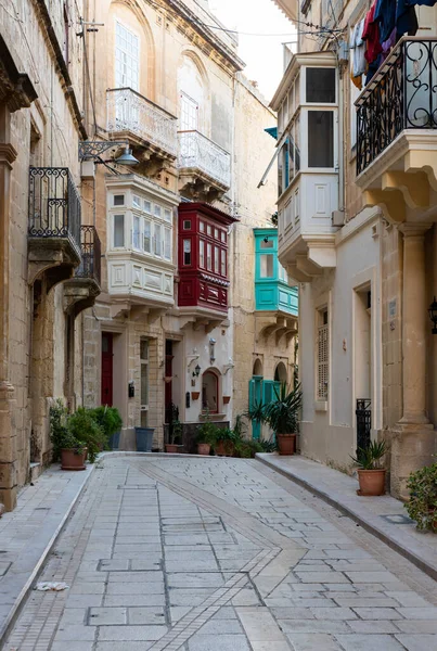 Valletta, Malta - 01 06 2022: Akdeniz tarzı evleri olan Dar Sokak
