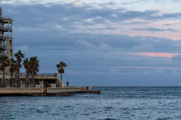 Saint Julian Malta 2022 Uitzicht Jachthaven Palmbomen Middellandse Zee Aan — Stockfoto