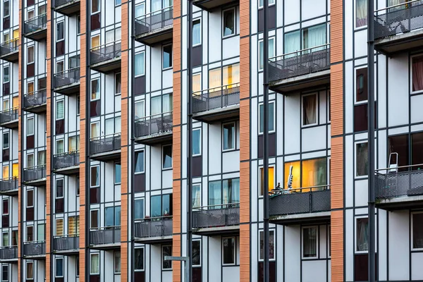 Leuven, Flaman Brabant Bölgesi, Belçika - 01 29 2022: Sosyal konut gökdelenindeki pencere ve balkonların ayrıntıları